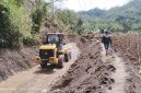Longsor menutup akses jalan Tapan–Sungai Penuh, menghambat kendaraan .( Foto indojatipost)