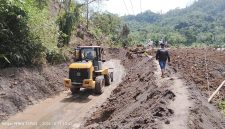 Longsor menutup akses jalan Tapan–Sungai Penuh, menghambat kendaraan .( Foto indojatipost)