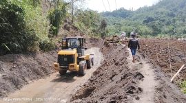 Longsor menutup akses jalan Tapan–Sungai Penuh, menghambat kendaraan .( Foto indojatipost)