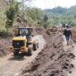 Longsor menutup akses jalan Tapan–Sungai Penuh, menghambat kendaraan .( Foto indojatipost)