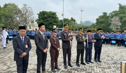 Personel Polres Kerinci mengamankan upacara Hari Sumpah Pemuda ke-98 di Sungai Penuh.