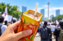 Ilustrasi teh kemasan berbusa saat aksi demo. ( Foto AI INBRITA)