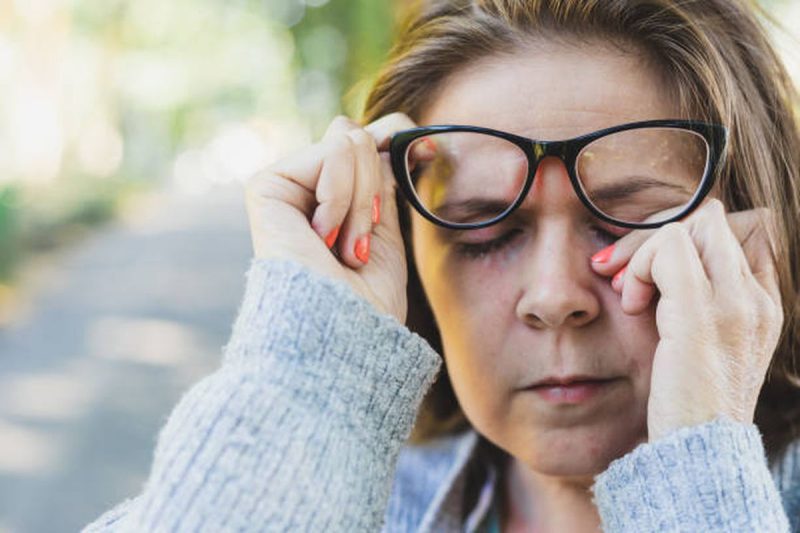 Paparan sinar UV, diabetes, dan penggunaan obat tertentu dapat meningkatkan risiko katarak pada usia muda.(Foto Ilustrasi : iStockphoto/Madrolly)