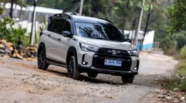 Suzuki XL7 New Alpha Hybrid saat menjalani pengujian di kawasan Sentul dan Hambalang, Bogor.(Foto : Roderick)