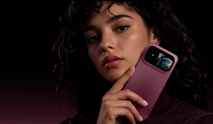 Itel A300+ warna Deep Cherry dengan layar mini interaktif di bagian belakang.
