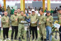Wako Sungai Penuh Alfin bersama Wawako Azhar dan Forkopimda mengikuti olahraga bersama dalam rangka memeriahkan HUT ke-81 TNI di Lapangan Merdeka, Minggu (4/10/2026).