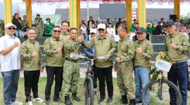 Wako Sungai Penuh Alfin bersama Wawako Azhar dan Forkopimda mengikuti olahraga bersama dalam rangka memeriahkan HUT ke-81 TNI di Lapangan Merdeka, Minggu (4/10/2026).