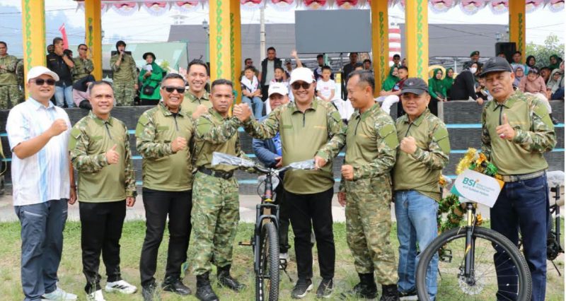 Wako Sungai Penuh Alfin bersama Wawako Azhar dan Forkopimda mengikuti olahraga bersama dalam rangka memeriahkan HUT ke-81 TNI di Lapangan Merdeka, Minggu (4/10/2026).