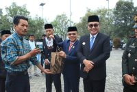 Ketua DPRD Sungai Penuh bersama Wali Kota Alfin, SH, menyerahkan bantuan alsintan kepada kelompok tani.