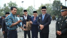 Ketua DPRD Sungai Penuh bersama Wali Kota Alfin, SH, menyerahkan bantuan alsintan kepada kelompok tani.