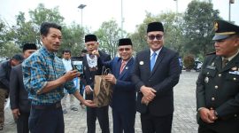Ketua DPRD Sungai Penuh bersama Wali Kota Alfin, SH, menyerahkan bantuan alsintan kepada kelompok tani.