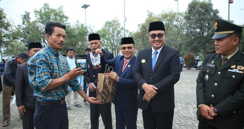 Ketua DPRD Sungai Penuh bersama Wali Kota Alfin, SH, menyerahkan bantuan alsintan kepada kelompok tani.