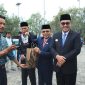 Ketua DPRD Sungai Penuh bersama Wali Kota Alfin, SH, menyerahkan bantuan alsintan kepada kelompok tani.