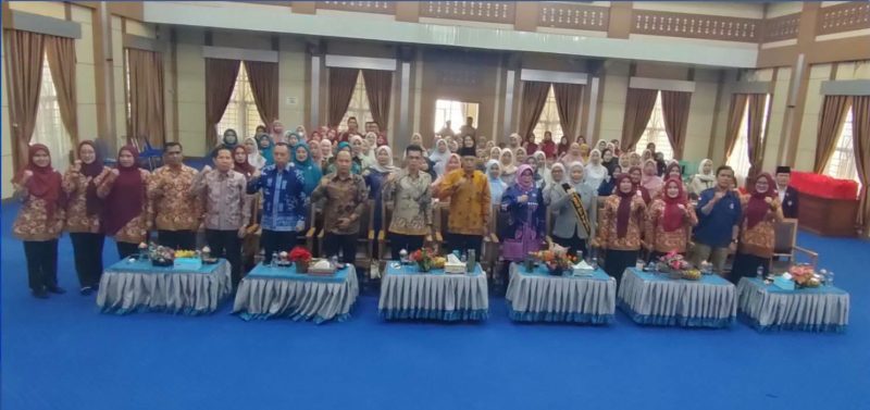 Azhar Hamzah membuka Kelas Parenting Orang Tua PAUD Sungai Penuh.