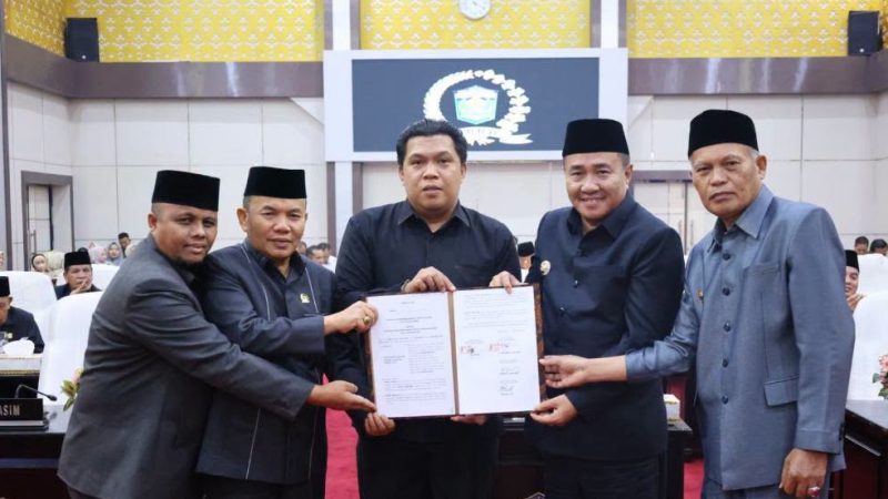 Ketua DPRD Hutri Randa memimpin Rapat Paripurna IV DPRD Kota Sungai Penuh.