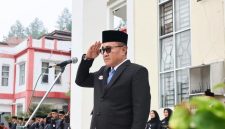 Wali Kota Sungai Penuh Alfin saat memimpin upacara peringatan Hari Kesaktian Pancasila 2026 di halaman Kantor Wali Kota Sungai Penuh, Kamis (1/10/2026).