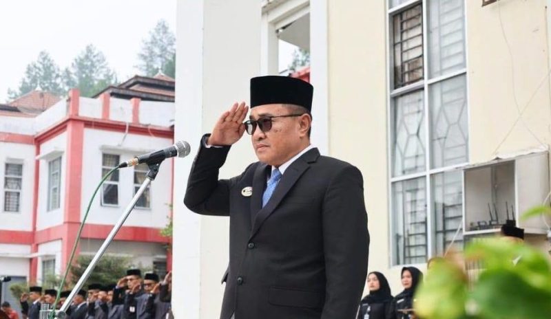 Wali Kota Sungai Penuh Alfin saat memimpin upacara peringatan Hari Kesaktian Pancasila 2026 di halaman Kantor Wali Kota Sungai Penuh, Kamis (1/10/2026).