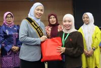 Sri Kartini Alfin bersama peserta Kelas Parenting Orang Tua PAUD Kota Sungai Penuh.