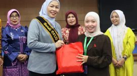 Sri Kartini Alfin bersama peserta Kelas Parenting Orang Tua PAUD Kota Sungai Penuh.