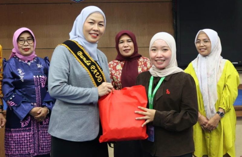 Sri Kartini Alfin bersama peserta Kelas Parenting Orang Tua PAUD Kota Sungai Penuh.