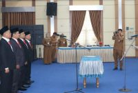 Keterangan foto:
Wali Kota Sungai Penuh Alfin melantik pimpinan Baznas Kota Sungai Penuh periode 2026–2031 di Aula Kantor Wali Kota, Selasa (6/10/2026).