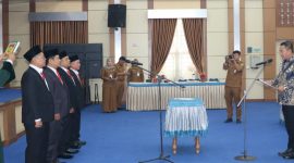 Keterangan foto:
Wali Kota Sungai Penuh Alfin melantik pimpinan Baznas Kota Sungai Penuh periode 2026–2031 di Aula Kantor Wali Kota, Selasa (6/10/2026).