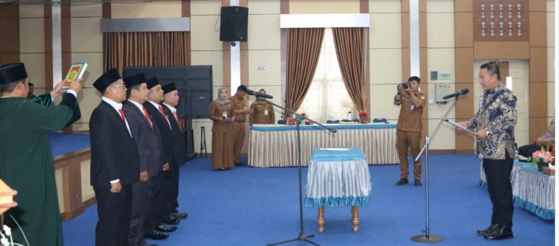 Keterangan foto:
Wali Kota Sungai Penuh Alfin melantik pimpinan Baznas Kota Sungai Penuh periode 2026–2031 di Aula Kantor Wali Kota, Selasa (6/10/2026).