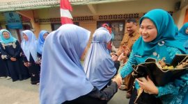 Sri Kartini Alfin saat menilai Lomba Ketapang Mas HATINYA PKK 2026.
