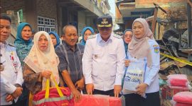 Wali Kota Sungai Penuh Alfin menyerahkan bantuan kepada warga terdampak kebakaran di Desa Pasar Baru Sungai Penuh, Rabu (7/10/2026).(Foto : Prokopim Kota Sungai Penuh)