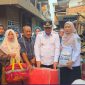 Wali Kota Sungai Penuh Alfin menyerahkan bantuan kepada warga terdampak kebakaran di Desa Pasar Baru Sungai Penuh, Rabu (7/10/2026).(Foto : Prokopim Kota Sungai Penuh)