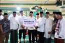 Wali Kota Sungai Penuh Alfin bersama Wakil Wali Kota Azhar Hamzah menyerahkan bantuan Rp10 juta untuk Masjid Agung Pondok Tinggi melalui CSR Bank Jambi.(Fota : Prokopim Kota Sungai Penuh)