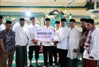 Wali Kota Sungai Penuh Alfin bersama Wakil Wali Kota Azhar Hamzah menyerahkan bantuan Rp10 juta untuk Masjid Agung Pondok Tinggi melalui CSR Bank Jambi.(Fota : Prokopim Kota Sungai Penuh)