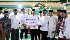 Wali Kota Sungai Penuh Alfin bersama Wakil Wali Kota Azhar Hamzah menyerahkan bantuan Rp10 juta untuk Masjid Agung Pondok Tinggi melalui CSR Bank Jambi.(Fota : Prokopim Kota Sungai Penuh)