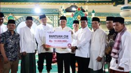 Wali Kota Sungai Penuh Alfin bersama Wakil Wali Kota Azhar Hamzah menyerahkan bantuan Rp10 juta untuk Masjid Agung Pondok Tinggi melalui CSR Bank Jambi.(Fota : Prokopim Kota Sungai Penuh)