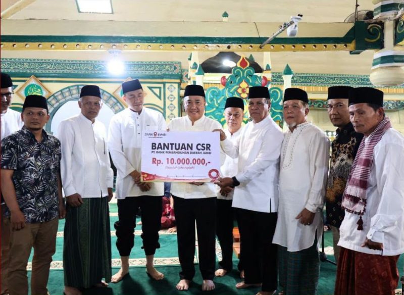 Wali Kota Sungai Penuh Alfin bersama Wakil Wali Kota Azhar Hamzah menyerahkan bantuan Rp10 juta untuk Masjid Agung Pondok Tinggi melalui CSR Bank Jambi.(Fota : Prokopim Kota Sungai Penuh)