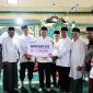 Wali Kota Sungai Penuh Alfin bersama Wakil Wali Kota Azhar Hamzah menyerahkan bantuan Rp10 juta untuk Masjid Agung Pondok Tinggi melalui CSR Bank Jambi.(Fota : Prokopim Kota Sungai Penuh)
