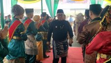 Wali Kota Sungai Penuh Alfin bersama Ketua TP-PKK menghadiri Rapat Paripurna HUT ke-27 Kabupaten Sarolangun, Senin (12/10).
