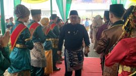 Wali Kota Sungai Penuh Alfin bersama Ketua TP-PKK menghadiri Rapat Paripurna HUT ke-27 Kabupaten Sarolangun, Senin (12/10).