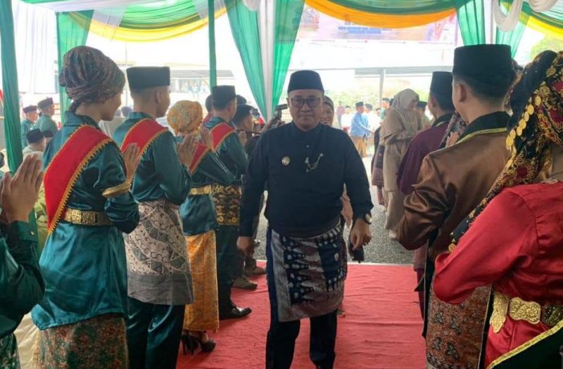 Wali Kota Sungai Penuh Alfin bersama Ketua TP-PKK menghadiri Rapat Paripurna HUT ke-27 Kabupaten Sarolangun, Senin (12/10).