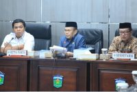 Ketua DPRD Hutri Randa memimpin rapat Bamus DPRD Kota Sungai Penuh, Kamis (15/10/2026).