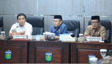Ketua DPRD Hutri Randa memimpin rapat Bamus DPRD Kota Sungai Penuh, Kamis (15/10/2026).