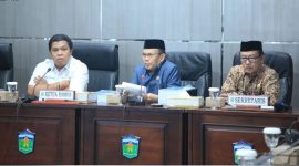 Ketua DPRD Hutri Randa memimpin rapat Bamus DPRD Kota Sungai Penuh, Kamis (15/10/2026).