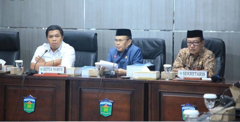 Ketua DPRD Hutri Randa memimpin rapat Bamus DPRD Kota Sungai Penuh, Kamis (15/10/2026).
