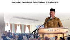 Bupati Kerinci Monadi membuka Seleksi Beasiswa Kerinci Cerdas Cabang Hafidz Al-Qur’an Tahun 2026 di Aula Lantai II Kantor Bupati Kerinci, Senin (19/10/2026) malam.(Foto : Kominfo Kerinci)