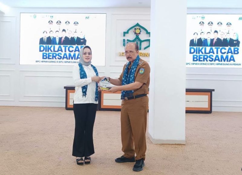 Asisten III M. Rasyid membuka Diklatcab Bersama HIPMI Kerinci dan Sungai Penuh.