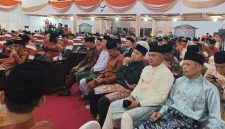 Wawako Sungai Penuh Azhar Hamzah bersama Ketua GOW Mawarti Azhar menghadiri Rapat Paripurna HUT ke-61 Kabupaten Bungo.(foto : Prokopim Kota Sungai Penuh)