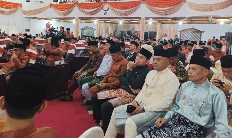 Wawako Sungai Penuh Azhar Hamzah bersama Ketua GOW Mawarti Azhar menghadiri Rapat Paripurna HUT ke-61 Kabupaten Bungo.(foto : Prokopim Kota Sungai Penuh)