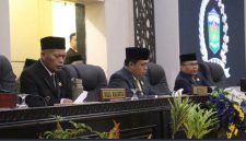 Wakil Wali Kota Sungai Penuh, Azhar Hamzah, menghadiri rapat paripurna pengucapan sumpah PAW anggota DPRD Kota Sungai Penuh, Selasa (20/10/2026).(Foto : Diskominfosta Sungai Penuh)