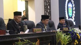 Wakil Wali Kota Sungai Penuh, Azhar Hamzah, menghadiri rapat paripurna pengucapan sumpah PAW anggota DPRD Kota Sungai Penuh, Selasa (20/10/2026).(Foto : Diskominfosta Sungai Penuh)