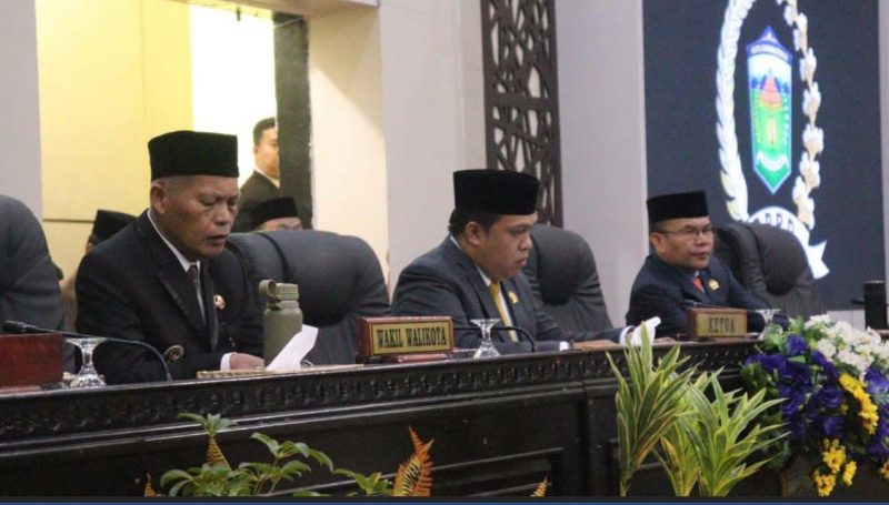 Wakil Wali Kota Sungai Penuh, Azhar Hamzah, menghadiri rapat paripurna pengucapan sumpah PAW anggota DPRD Kota Sungai Penuh, Selasa (20/10/2026).(Foto : Diskominfosta Sungai Penuh)